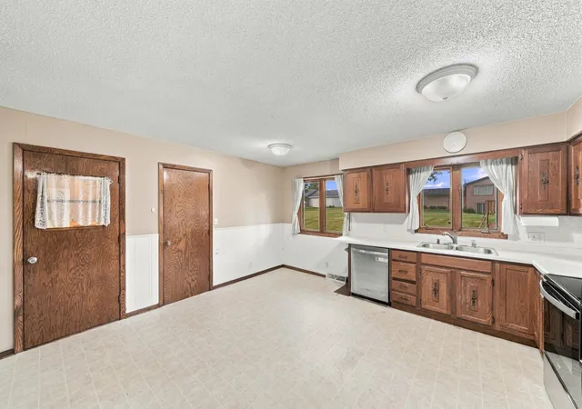 Photo 4 of Single family home for sale at 424 7th Avenue S, Brownton, MN 55312 | MLS# 7143411 | Listing updated on 2026-09-18