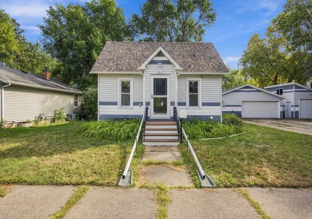 Photo 1 of Single family home for sale at 1017 3rd Avenue N, Moorhead, MN 56560 | MLS# 7143467 | Listing updated on 2026-09-13
