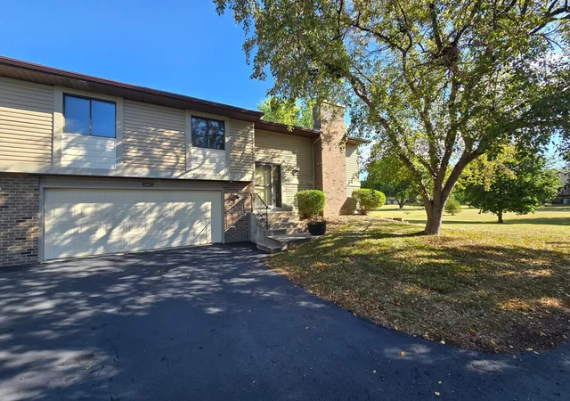 Photo 1 of Sale Pending at 9462 Kingsview Ln N, Maple Grove, MN 55369 | MLS# 7143611 | Listing updated on 2026-09-23