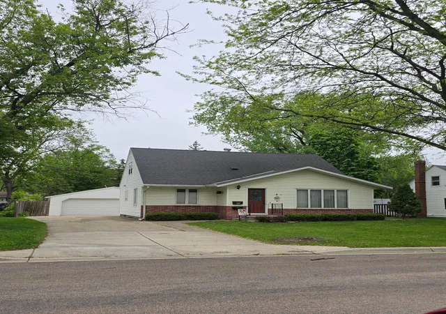 Photo 1 of Single family home for sale at 207 E Lyon St, Marshall, MN 56258 | MLS# 7143623 | Listing updated on 2026-09-16