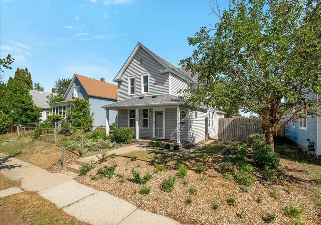Photo 2 of Single family home for sale at 1084 Galtier St, Saint Paul, MN 55117 | MLS# 7143671 | Listing updated on 2026-09-17