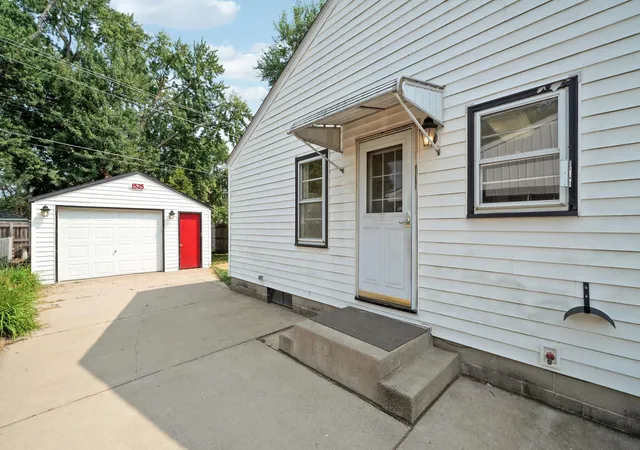 Photo 3 of Single family home for sale at 1525 Ramsey St, Hastings, MN 55033 | MLS# 7143695 | Listing updated on 2026-09-15