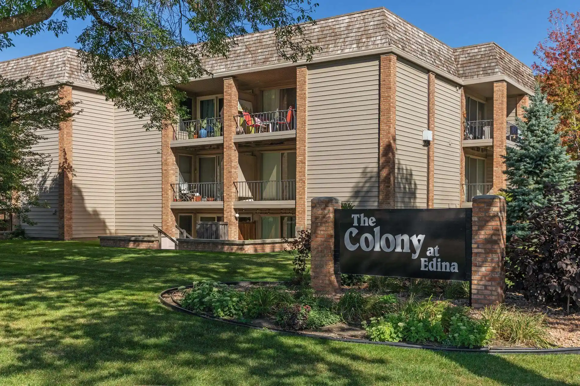Listing Photo 2 - Condo for sale in 6423 Colony Wy located at 6423 Colony Wy, Edina, MN 55435 - Unit #1B