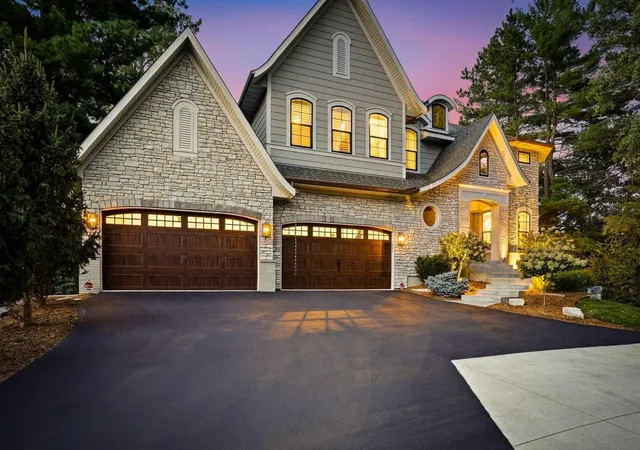 Photo 3 of Sale Pending at 3784 Wescott Cir, Saint Paul, MN 55123 | MLS# 7143738 | Listing updated on 2026-10-30
