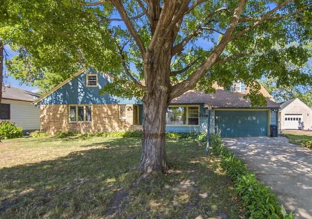 Single family home for sale at 667 Wheelock Pkwy W, Saint Paul, MN 55117 | MLS# 7143758