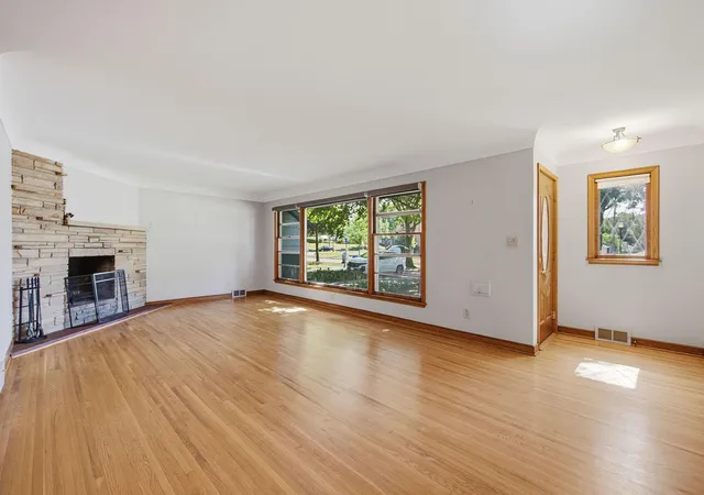 Photo 2 of Single family home for sale at 667 Wheelock Pkwy W, Saint Paul, MN 55117 | MLS# 7143758 | Listing updated on 2026-10-23