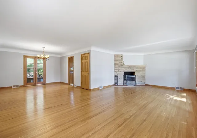 Photo 3 of Single family home for sale at 667 Wheelock Pkwy W, Saint Paul, MN 55117 | MLS# 7143758 | Listing updated on 2026-09-16