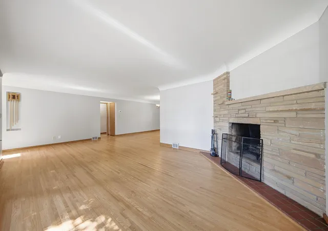 Photo 4 of Single family home for sale at 667 Wheelock Pkwy W, Saint Paul, MN 55117 | MLS# 7143758 | Listing updated on 2026-09-16