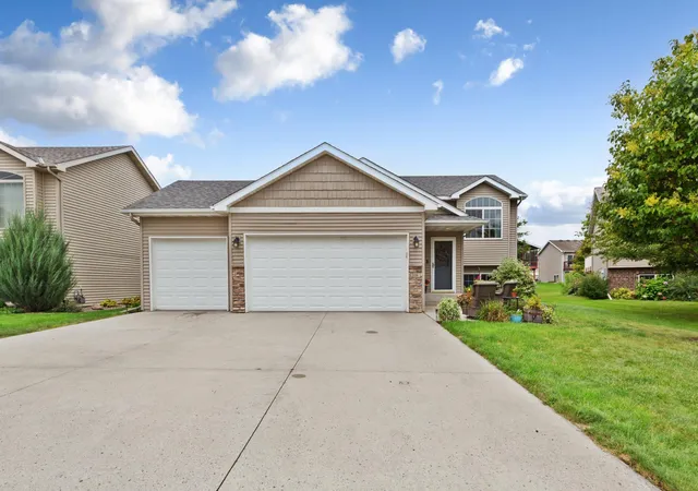 Single family home for sale at 104 Kingsmill Ct, Mankato, MN 56001 | MLS# 7143801