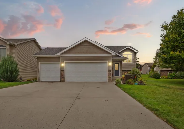 Photo 2 of Single family home for sale at 104 Kingsmill Ct, Mankato, MN 56001 | MLS# 7143801 | Listing updated on 2026-10-06