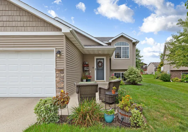 Photo 3 of Single family home for sale at 104 Kingsmill Ct, Mankato, MN 56001 | MLS# 7143801 | Listing updated on 2026-09-24