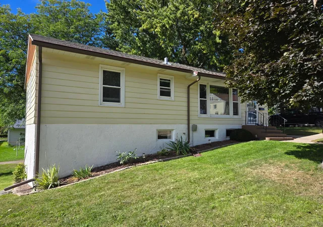 Photo 2 of Sale Pending at 713 Cedar Ave, Albert Lea, MN 56007 | MLS# 7143804 | Listing updated on 2026-09-29