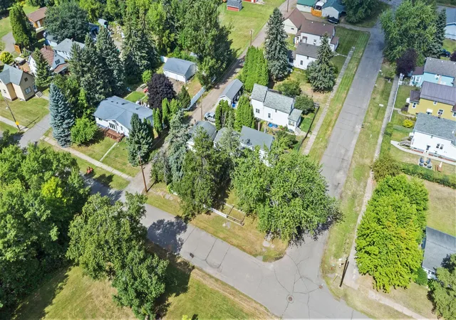 Photo 4 of Sale Pending at 305 103rd Avenue W, Duluth, MN 55808 | MLS# 7143812 | Listing updated on 2026-10-20