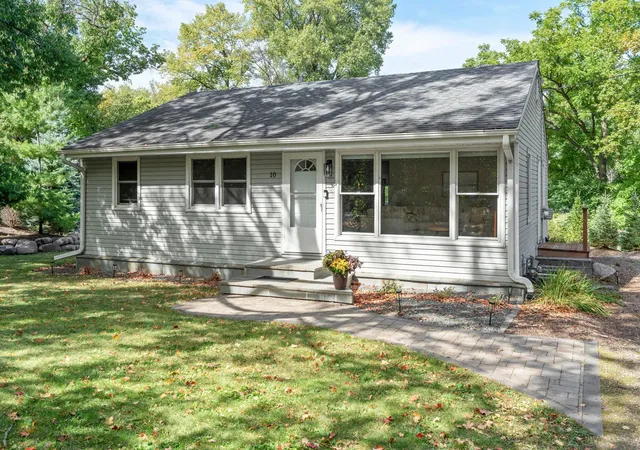 Photo 3 of Single family home for sale at 10 Woodlawn Ave, Excelsior, MN 55331 | MLS# 7143846 | Listing updated on 2026-10-19