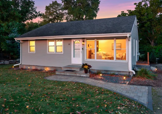 Photo 3 of Single family home for sale at 10 Woodlawn Ave, Excelsior, MN 55331 | MLS# 7143846 | Listing updated on 2026-10-08