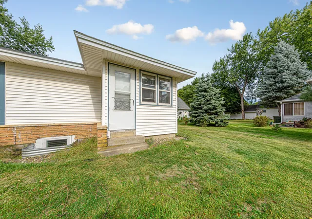Photo 2 of Single family home for sale at 509 College Ave, Saint Peter, MN 56082 | MLS# 7143892 | Listing updated on 2026-09-15