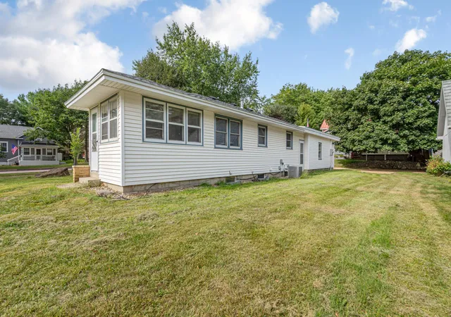 Photo 3 of Single family home for sale at 509 College Ave, Saint Peter, MN 56082 | MLS# 7143892 | Listing updated on 2026-09-15