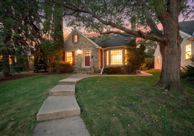 Photo 1 of Single family home for sale at 680 Mount Curv Blvd, Saint Paul, MN 55116 | MLS# 7143928 | Listing updated on 2026-10-08