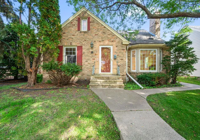 Photo 2 of Single family home for sale at 680 Mount Curv Blvd, Saint Paul, MN 55116 | MLS# 7143928 | Listing updated on 2026-10-08