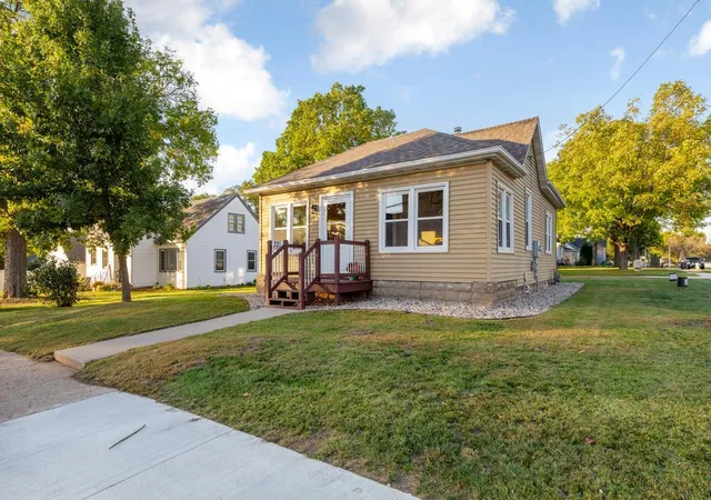Single family home for sale at 321 Oak St, Le Sueur, MN 56058 | MLS# 7143973