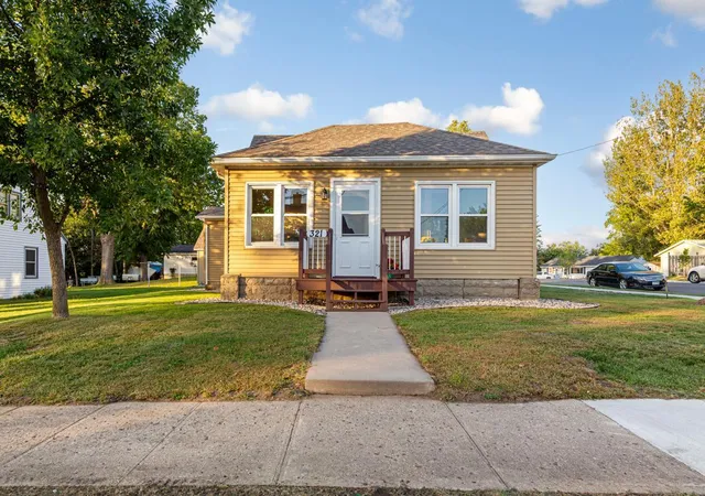 Photo 2 of Single family home for sale at 321 Oak St, Le Sueur, MN 56058 | MLS# 7143973 | Listing updated on 2026-09-17