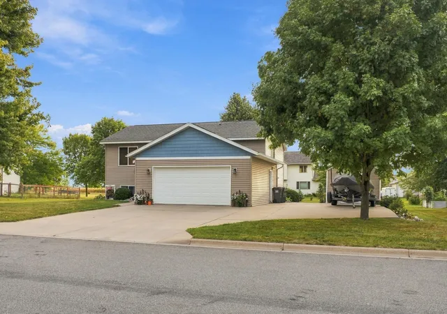 Photo 1 of Single family home for sale at 722 4th Avenue NW, Melrose, MN 56352 | MLS# 7144045 | Listing updated on 2026-10-05