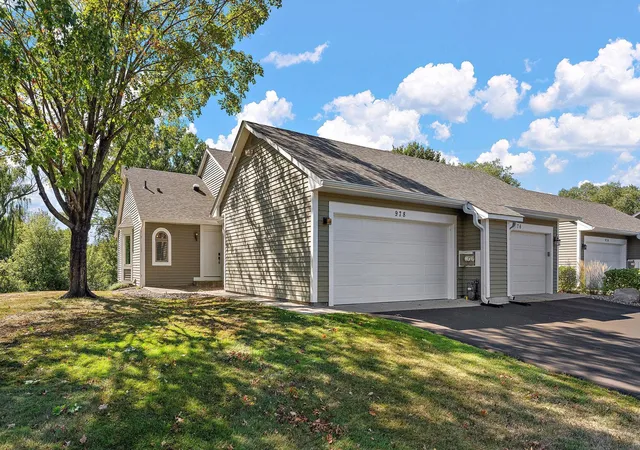 Single family home for sale at 978 Winterberry Dr, Saint Paul, MN 55125 | MLS# 7144056
