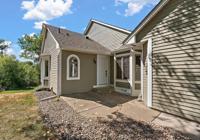 Photo 2 of Single family home for sale at 978 Winterberry Dr, Saint Paul, MN 55125 | MLS# 7144056 | Listing updated on 2026-09-18