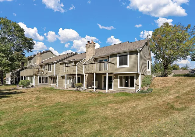Photo 3 of Single family home for sale at 978 Winterberry Dr, Saint Paul, MN 55125 | MLS# 7144056 | Listing updated on 2026-09-18