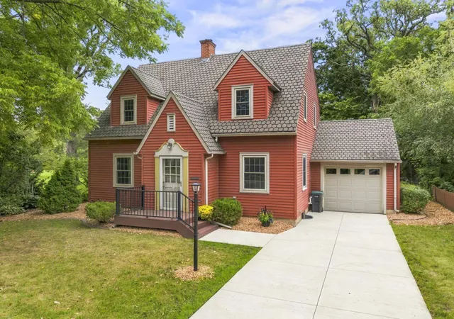 Photo 2 of Single family home for sale at 910 10th Street Nw, Austin, MN 55912 | MLS# 7144099 | Listing updated on 2026-09-16