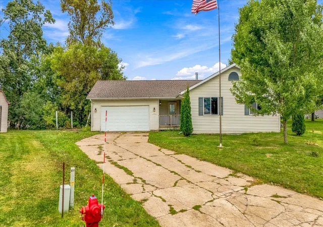 Photo 3 of Single family home for sale at 410 Camelia Dr, Clayton, WI 54004 | MLS# 7144103 | Listing updated on 2026-09-18