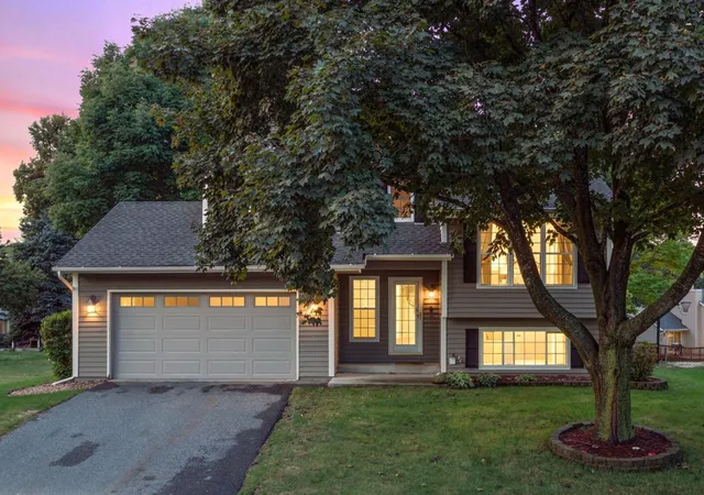 Photo 1 of Single family home for sale at 121 Fox Holw Dr, Chanhassen, MN 55317 | MLS# 7144123 | Listing updated on 2026-10-09