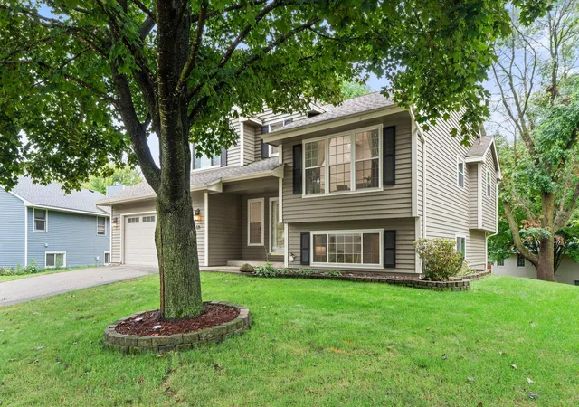 Photo 2 of Single family home for sale at 121 Fox Holw Dr, Chanhassen, MN 55317 | MLS# 7144123 | Listing updated on 2026-10-09