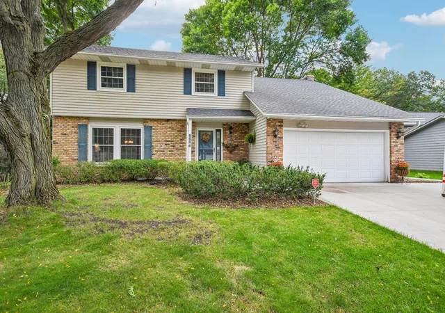 Photo 2 of Sale Pending at 800 Nightingale Blvd, Stillwater, MN 55082 | MLS# 7144136 | Listing updated on 2026-10-06