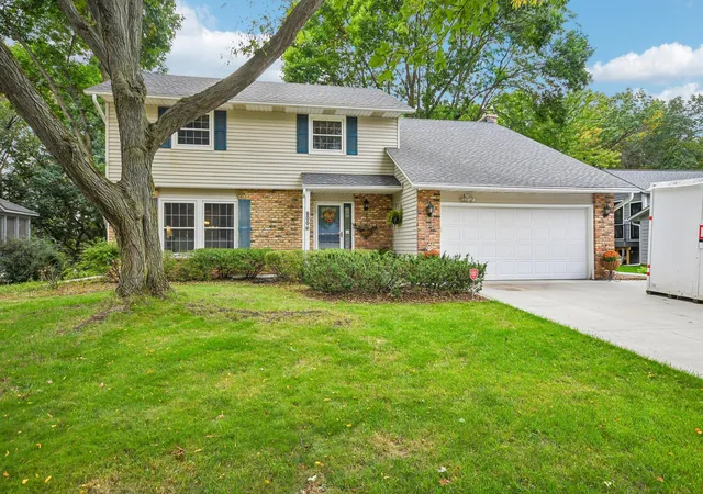 Photo 3 of Sale Pending at 800 Nightingale Blvd, Stillwater, MN 55082 | MLS# 7144136 | Listing updated on 2026-10-06