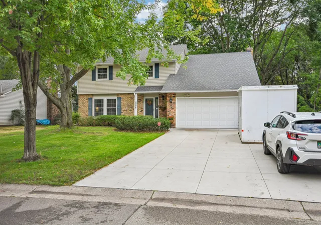 Photo 3 of Sale Pending at 800 Nightingale Blvd, Stillwater, MN 55082 | MLS# 7144136 | Listing updated on 2026-10-06