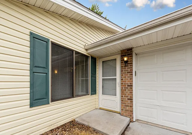 Photo 3 of Single family home for sale at 3831 Heather Dr, Saint Paul, MN 55122 | MLS# 7144183 | Listing updated on 2026-09-22