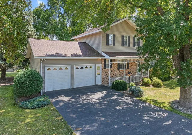 Photo 4 of Single family home for sale at 301 Birch St, Lucan, MN 56255 | MLS# 7144336 | Listing updated on 2026-10-21
