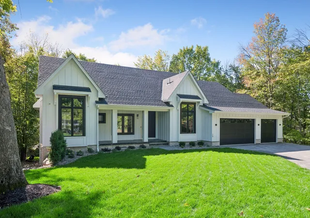 Photo 1 of Single family home for sale at 15 Maple Hl Dr, Tonka Bay, MN 55331 | MLS# 7144346 | Listing updated on 2026-10-01