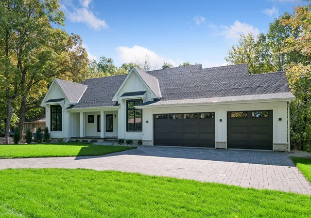 Photo 2 of Single family home for sale at 15 Maple Hl Dr, Tonka Bay, MN 55331 | MLS# 7144346 | Listing updated on 2026-10-01