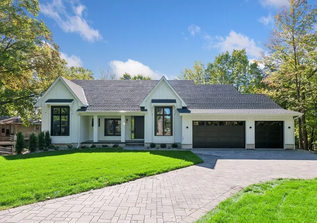 Photo 3 of Single family home for sale at 15 Maple Hl Dr, Tonka Bay, MN 55331 | MLS# 7144346 | Listing updated on 2026-10-01