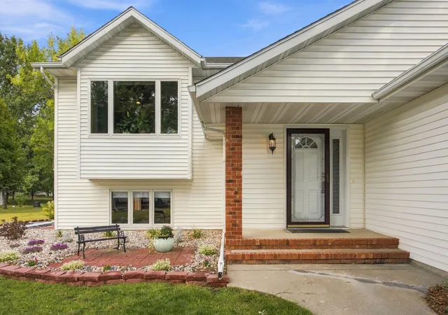 Photo 3 of Single family home for sale at 1701 33 1/2 St S, Moorhead, MN 56560 | MLS# 7144354 | Listing updated on 2026-09-30