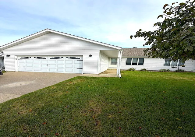 Single family home for sale at 140 Orchard Manor Dr SE, Plainview, MN 55964 | MLS# 7144395