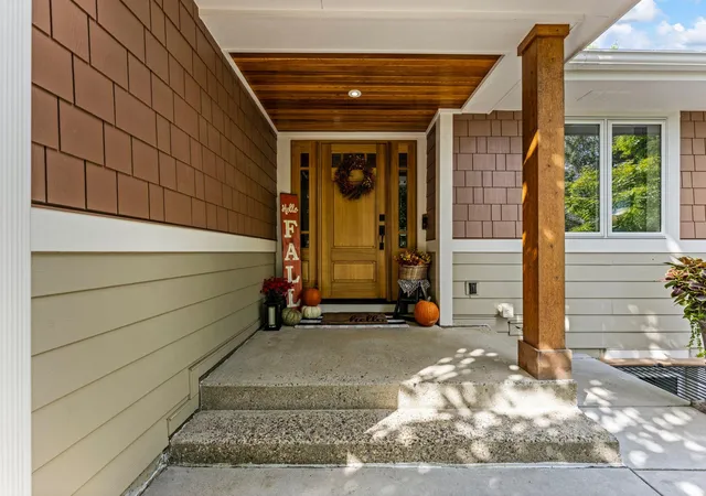 Photo 2 of Sale Pending at 940 Trail Ct, Eagan, MN 55123 | MLS# 7144467 | Listing updated on 2026-10-19
