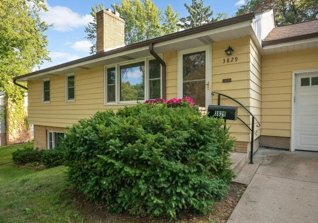 Photo 2 of Sale Pending at 3829 Oak St N, Minneapolis, MN 55429 | MLS# 7144481 | Listing updated on 2026-10-10