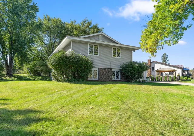 Single family home for sale at 8989 Lake Jane Trl N, Lake Elmo, MN 55042 | MLS# 7144567