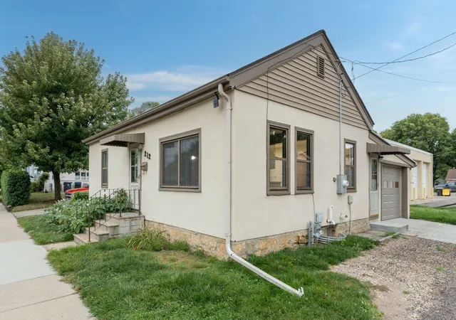 Photo 2 of Sale Pending at 212 E Rock St, Mankato, MN 56001 | MLS# 7144583 | Listing updated on 2026-09-22