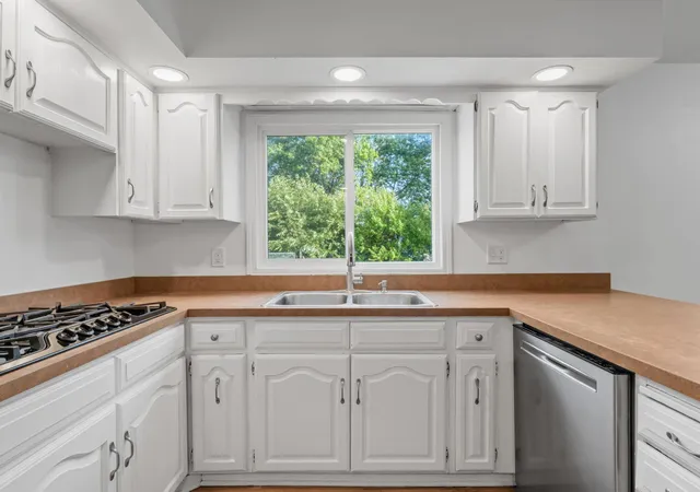 Photo 3 of Single family home for sale at 2600 River Hills Dr, Burnsville, MN 55337 | MLS# 7144706 | Listing updated on 2026-10-19