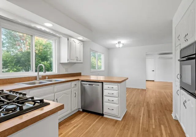 Photo 4 of Single family home for sale at 2600 River Hills Dr, Burnsville, MN 55337 | MLS# 7144706 | Listing updated on 2026-10-19