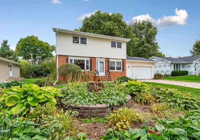 Photo 3 of Single family home for sale at 1100 Mitchell Dr, Faribault, MN 55021 | MLS# 7144771 | Listing updated on 2026-10-03